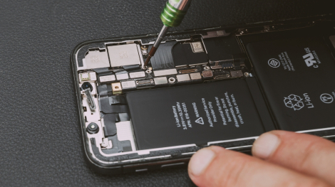 Common phone repairs and where to fix in West Hialeah, FL